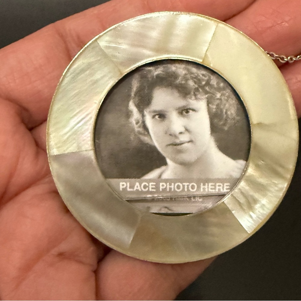 3 Vintage 2003 HALLMARK MOP Mother of Pearl Miniature Mini Photo Frame Ornaments - Picture 9 of 11